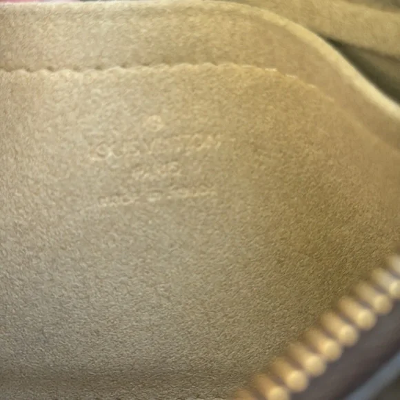 Louis Vuitton 
Authentic 
Milla Pochette Monogram Canvas MM - Picture 4 of 9